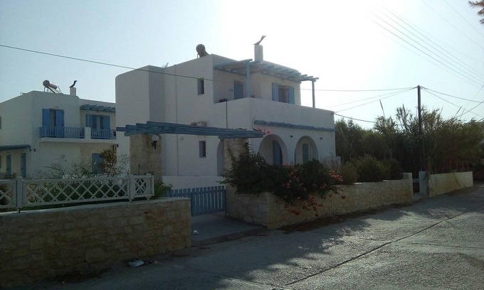 Ampelas Apartment | Cycladic style house next to the sea