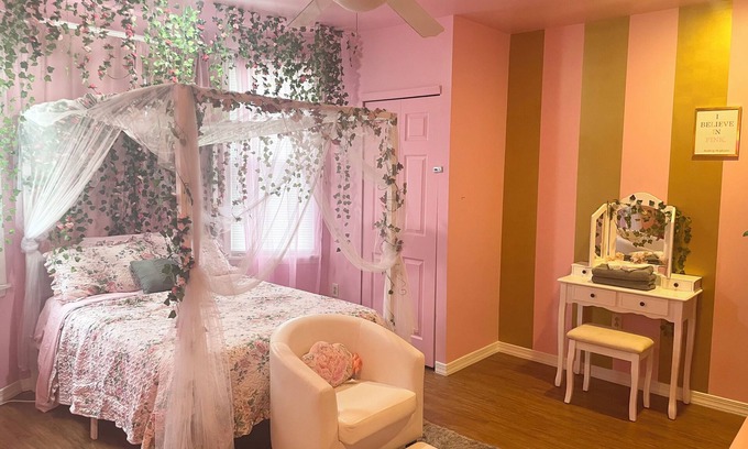 West Philadelphia Apartment | CynSational Pink Retreat 2-bedroom apartment available in brilliant Philadelphia