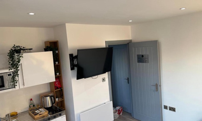 Roding Apartment | D Lovely Multi Use 1 Bed Loft Apartment with Parking