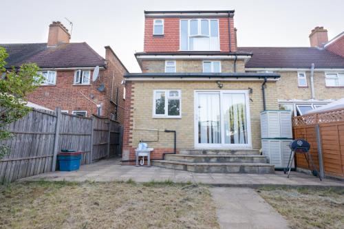 London Borough of Hounslow House | D'Luxe 5 beds Home in Twickenham London