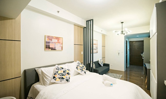 San Antonio Apartment | D'Luxe Condo at Air Residences Makati