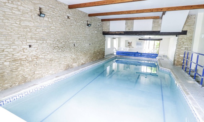 Minster Lovell Cottage | DAIRY COTTAGE, pet friendly, with pool in Minster Lovell