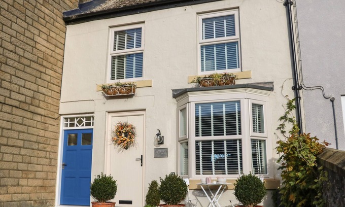 Headlam Cottage | DALE COTTAGE, pet friendly, with hot tub in Ingleton, County Durham