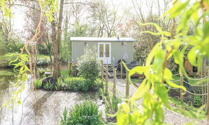 Badwell Ash Cottage | DAMSEL SHEPHERDS HUT, romantic, with hot tub in Badwell Ash