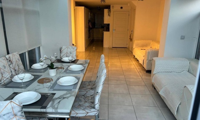 Stone House | Dartford, 4 Beds, Sleeps 8, near Bluewater and M25