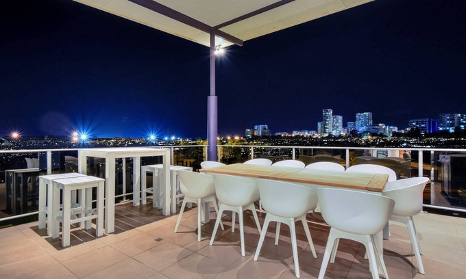 Stuart Park House | Darwin City Lights - city skyline views and jacuzzi