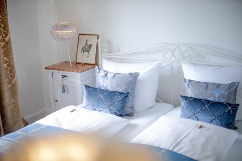 Iphofen Hotel | DAS KLEINE HOTEL IPHOFEN, Frühstückszauber, no waste, nachhaltig, nahe aller Weingüter, KNAUF GIPS KG und ConneKT, kleines Secret mit Garten & Terrassen, TV mirrorring, 55" TV, fine dining, Hunde willkommen