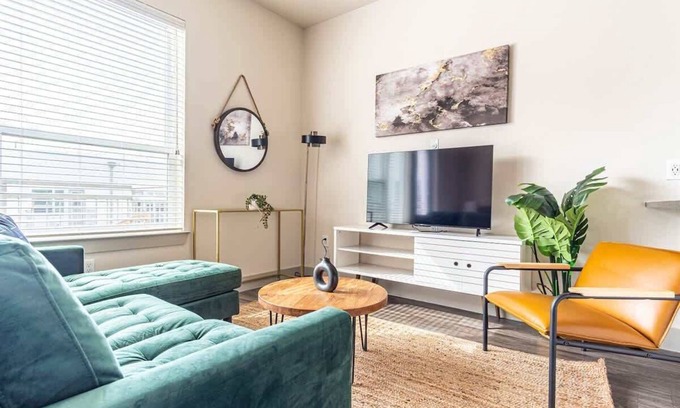 Collin County Apartment | Dashing King Studio Suite | Pool, Parking + Gym M