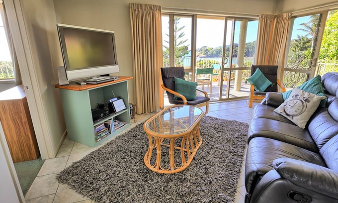 Coopers Beach Apartment | DAVINAS - Beach-front Holiday Apartment