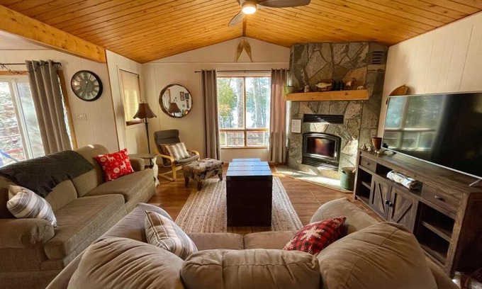 Hastings Highlands House | Dawson Loop Inn 3BR Lakefront Chalet Style Cottage