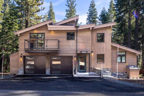 Ridgewood House | Daybreak Retreat at Carnelian Bay by Tahoe Getaways - Newly Remodeled 4BR w Private Hot Tub