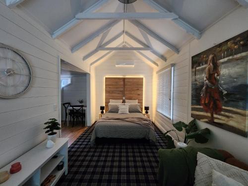 Dry Diggings Villa | Daylesford - Frog Hollow Estate -THE COTTAGE - enjoy a relaxing and romantic night away in our gorgeous little one Bedroom ROMANTIC COTTAGE under the apple tree with water views