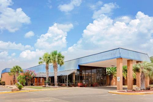 Bay City Hotel | Days Inn by Wyndham Bay City