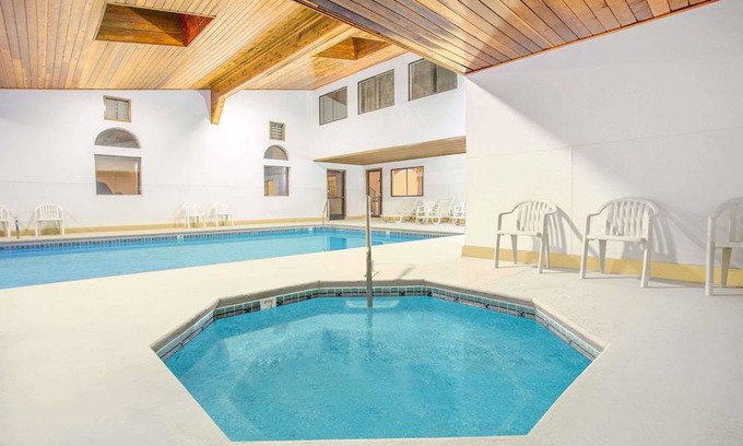 Gallup Hotel | Days Inn & Suites by Wyndham Red Rock-Gallup
