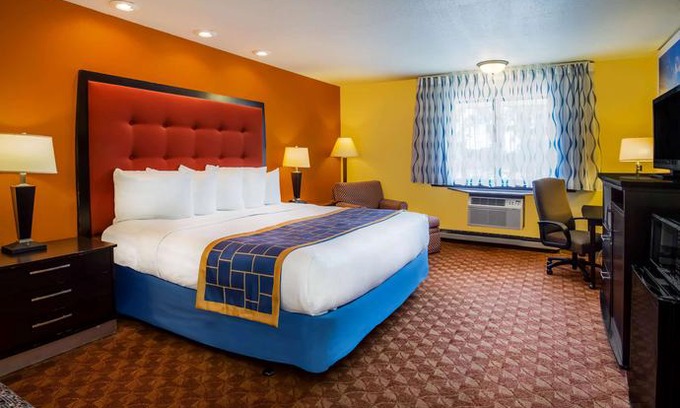 Stevens Point Hotel | Days Inn & Suites by Wyndham Stevens Point