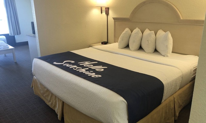 Navarre Hotel | Days Inn & Suites by Wyndham Navarre - near Beaches/Hurlburt