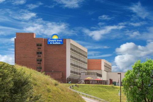 Sutton Hotel | Days Inn & Suites by Wyndham Sutton Flatwoods