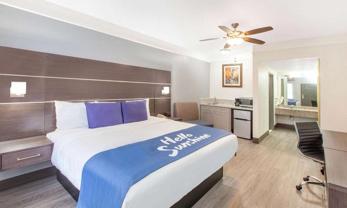Webster Hotel | Days Inn & Suites by Wyndham Webster NASA-ClearLake-Houston