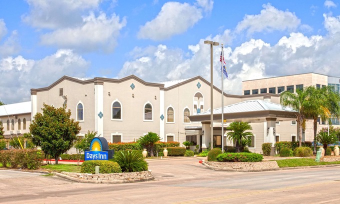 Webster Hotel | Days Inn & Suites by Wyndham Webster NASA-ClearLake-Houston