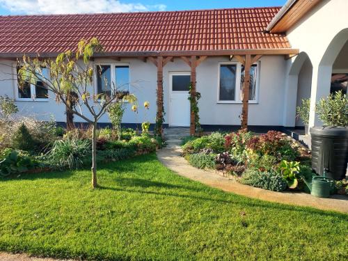Tiszafured Apartment | DE BLOEMENTUIN/A VIRÁGOSKERT