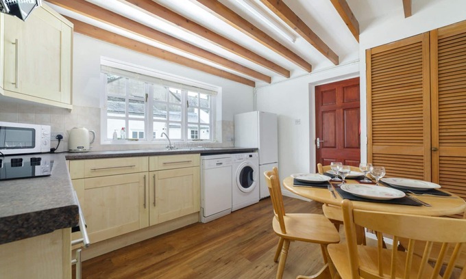 Douglas Cottage | Deaks Cottage, close to Douglas town centre and The Grandstand