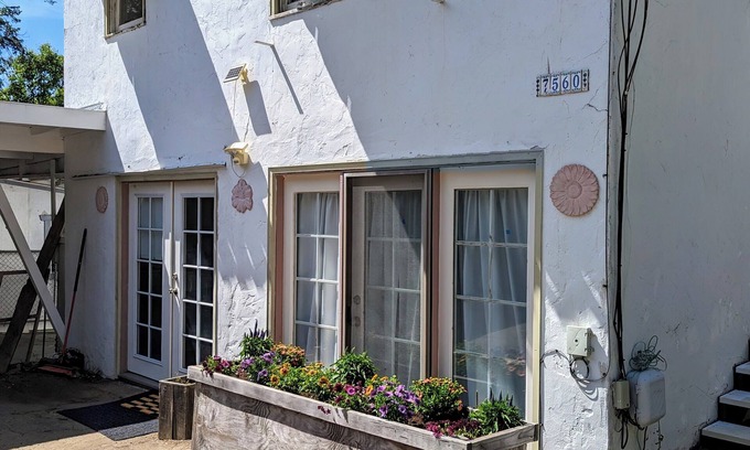 Sebastopol House | *DECEMBER SPECIAL*! Unique and spacious in-town 2-bedroom retreat