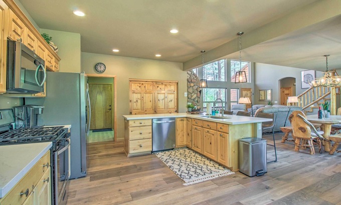 Sierra Pines Cottage | Deck, Grill & Fire Pit: Spacious Show Low Hideaway