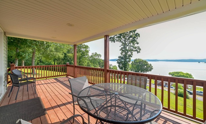 New Concord Cottage | Deck & Water View: Cozy Kentucky Lake Getaway