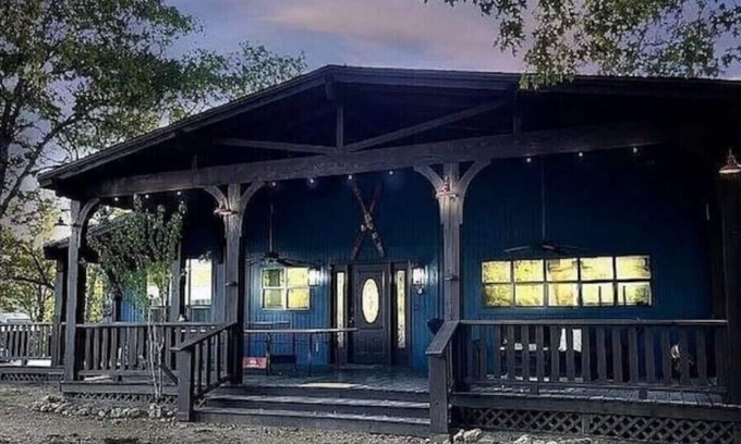 Park Hill House | Decked Out at Lake Tenkiller - 6 beds, 4 bedroomsn