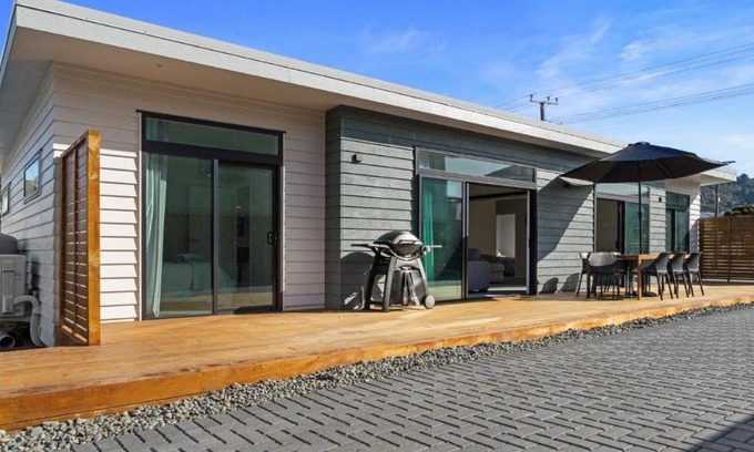 Waihi Beach House | Decked out on Leo