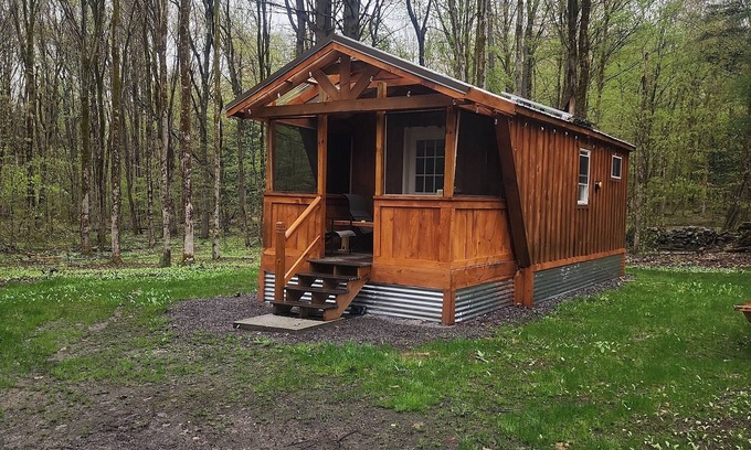Durhamville Cabin | Deja Yu- Off Grid Forest Glamping Getaway - 1 Bedroom Cabin & detached Bathroom