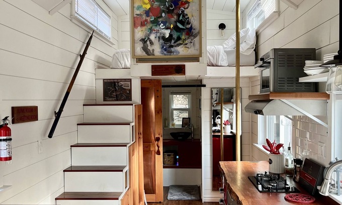 Norwichtown House | Delightful 1 Bedroom Tiny Home-10 min to Mohegan Sun!