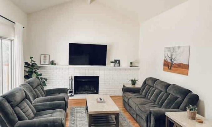 Northwest Reno House | Delightful 4BR Home Nr Downtown Reno w/Fireplace