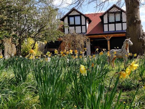 Chorlton-by-Backford Apartment | Delightful & Picturesque Modern Detached Apartment, Next to Chester Zoo, Near Park and Ride to City Centre