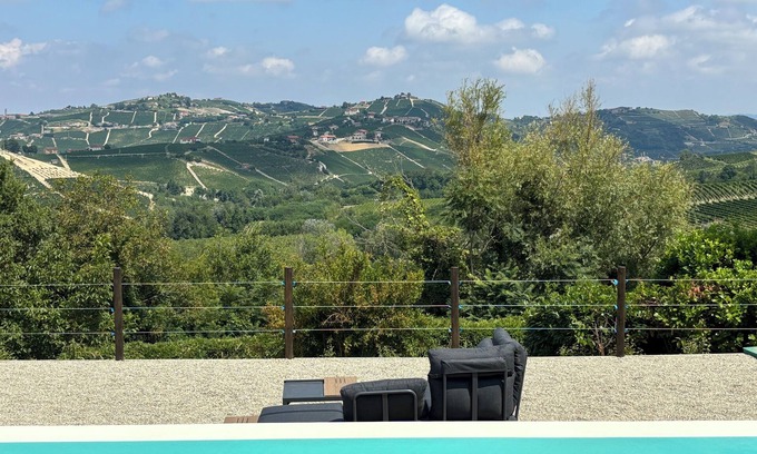 Mango Other | Delightful Restored Farmhouse with Infinity Pool, AC & Wifi in Langhe, Piemonte