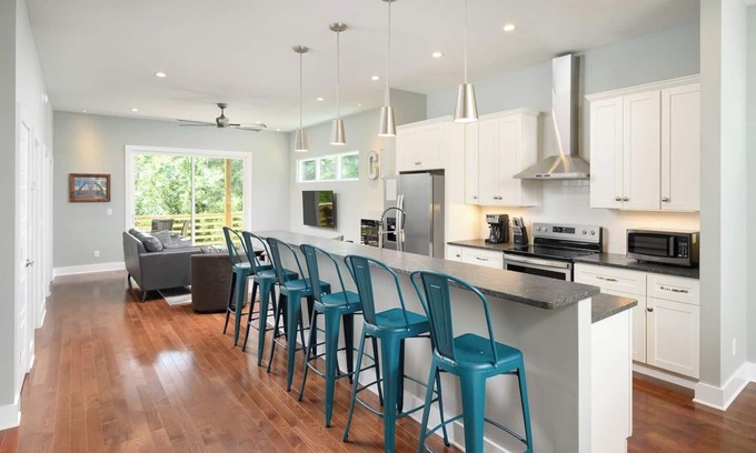 North Chattanooga House | Delmont Amazing Rooftop Deck Walking distance to Northshore and Downtown