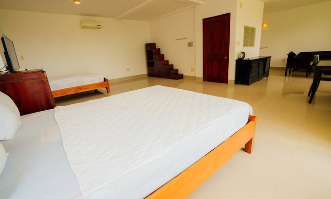 Cua Lap Apartment | Delux family room with sea view - Be Home 4 Sunset House