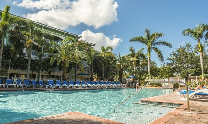 Weston Resort | Deluxe 1 Bedroom and 1 Bathroom Unit with Full Amenities