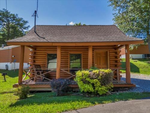 Gatlinburg - Pigeon Forge Ski Chalet | Deluxe 1 BR Cabin with Parking