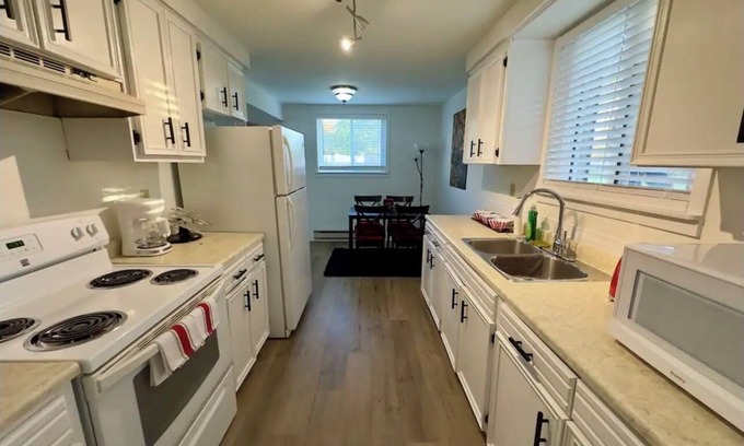 Port Dover Apartment | Deluxe 2BD Movie Lounge Unit in Port Dover