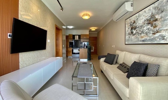 La Julia Apartment | Deluxe Apt. with City Views Fast WiFi, Pool & Gym