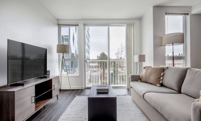 Wilburton Apartment | Deluxe Bellevue 1BR w/BBQ, Gym, W/D, nr Spring District, by Blueground