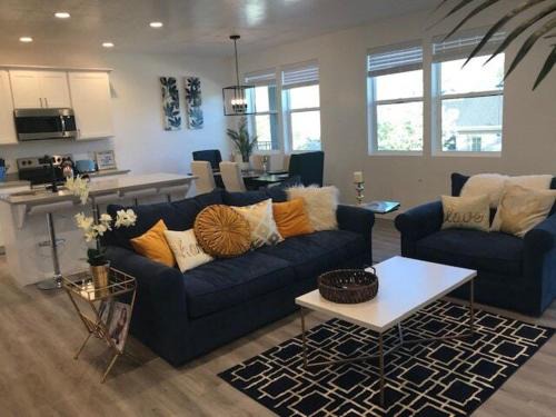 Draper Apartment | Deluxe Classy TownHouse With 2 car Garage, Work or Family!