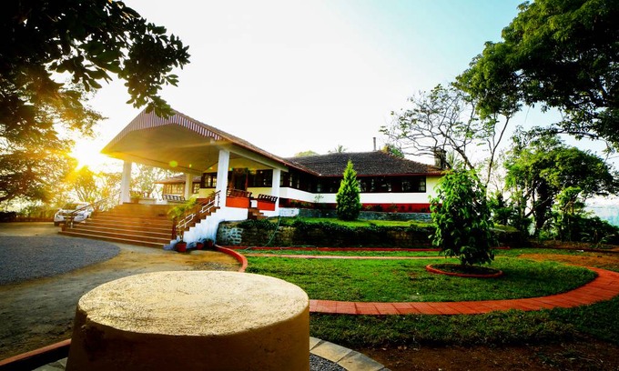 Kottappadi part Cabin | Deluxe Double Room In British Bungalow