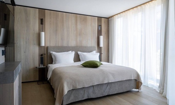 Gundholzen Apartment | Deluxe double room with partial lake view