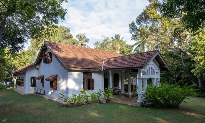 Hikkaduwa Villa | Deluxe Double Room with Lake Viewn