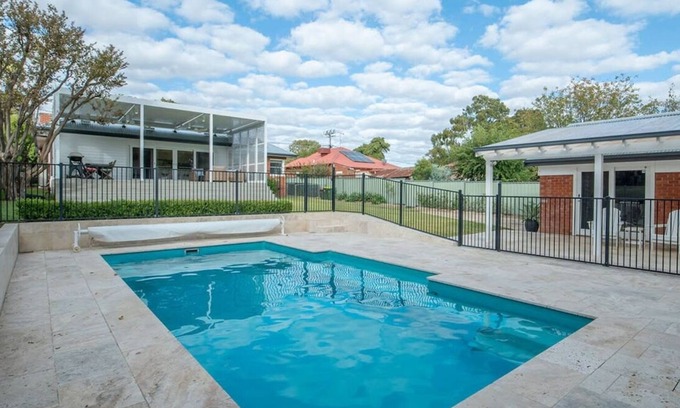 Dubbo House | Deluxe Entertainer - Pool, Close to CBD