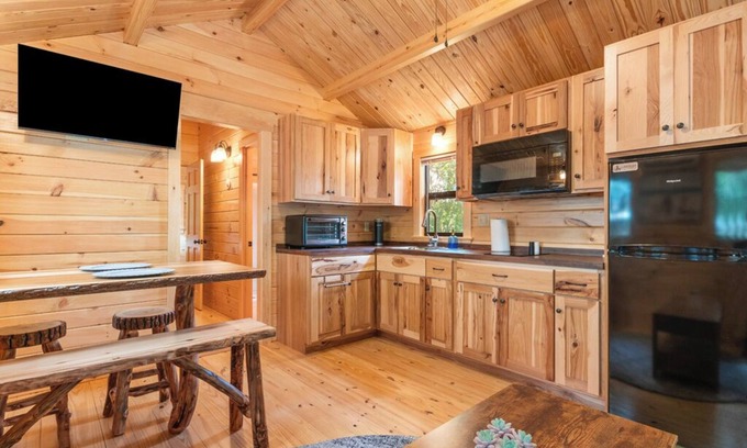 Thonotosassa Cabin | Deluxe Family Cabin with Porch View - Happy Travelers RV Resort