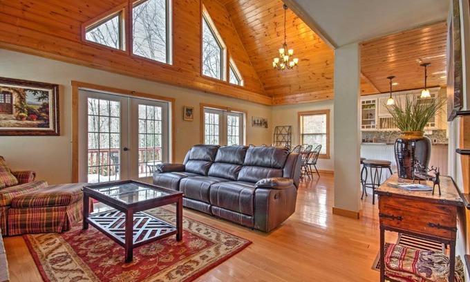 Beech Mountain House | Deluxe Log Cabin with Pool Table 1 Mi to Hike and Ski
