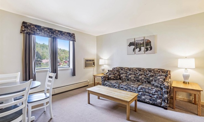 West Bridgewater Hotel | Deluxe one bedroom suite located on 2nd floor with outdoor heated pool 21517